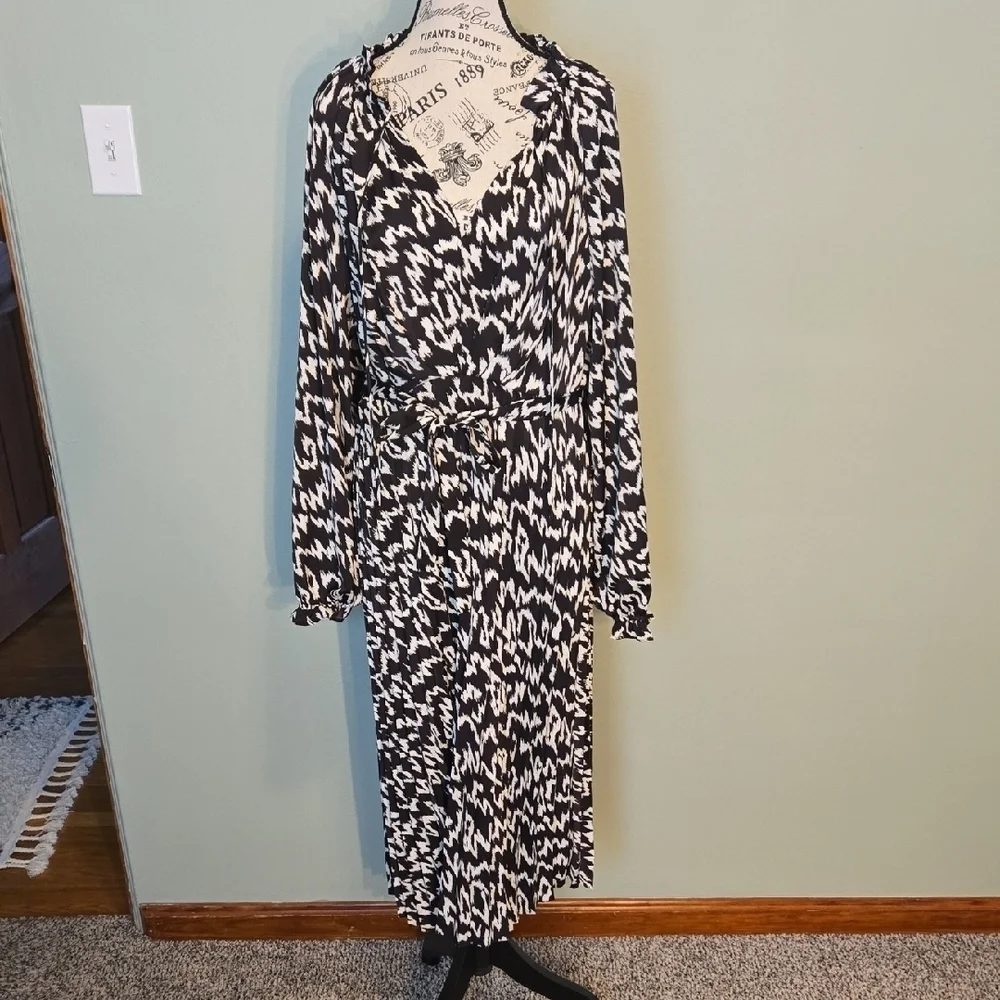 Elegant Black and White Patterned Midi Dress